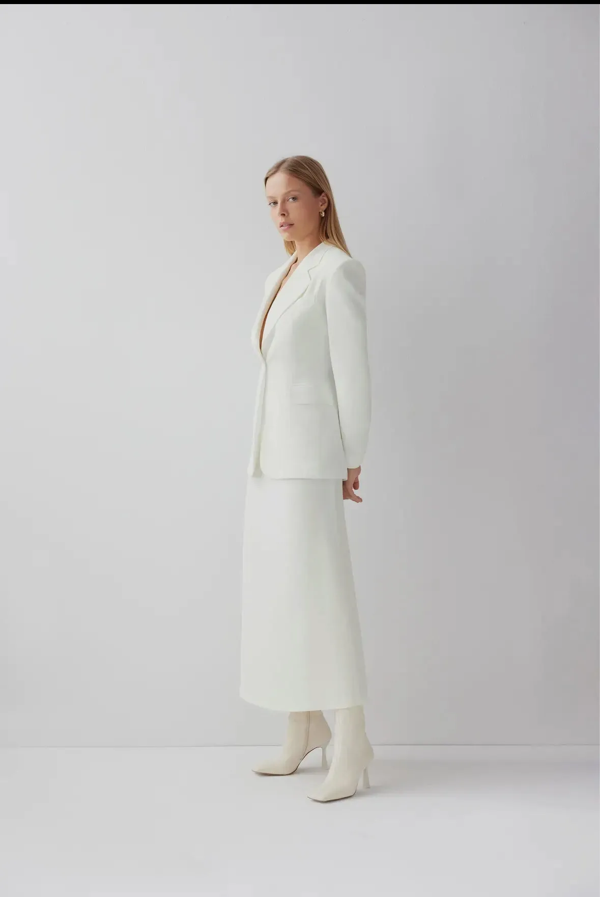 Tailored white blazer by Le Cre